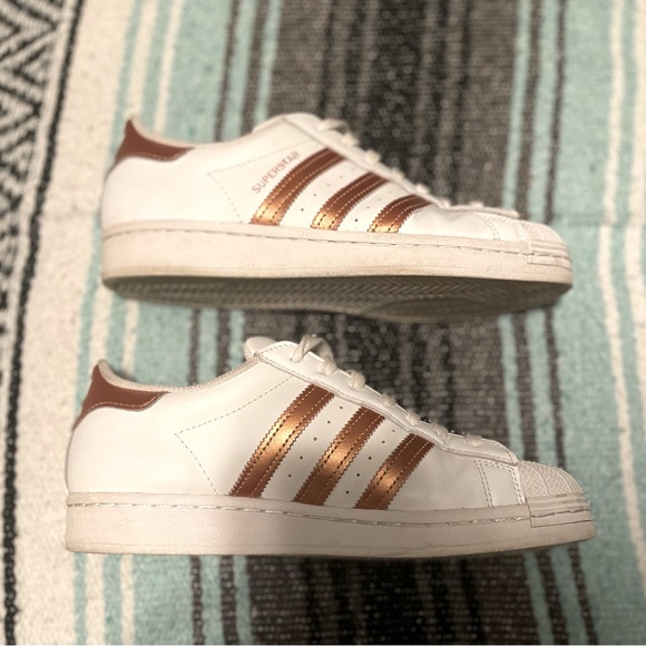 Adidas Women’s Superstar Sneakers- Cloud White & Metallic Copper Size 8.5 - Picture 2 of 7